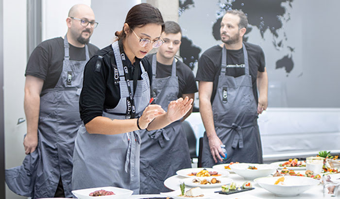 Candidate chef presenting a gastronomic elaboration.