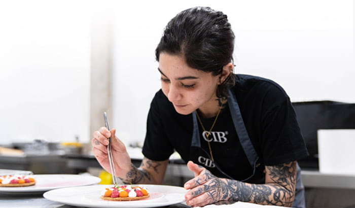 Candidate chef presenting a gastronomic elaboration.